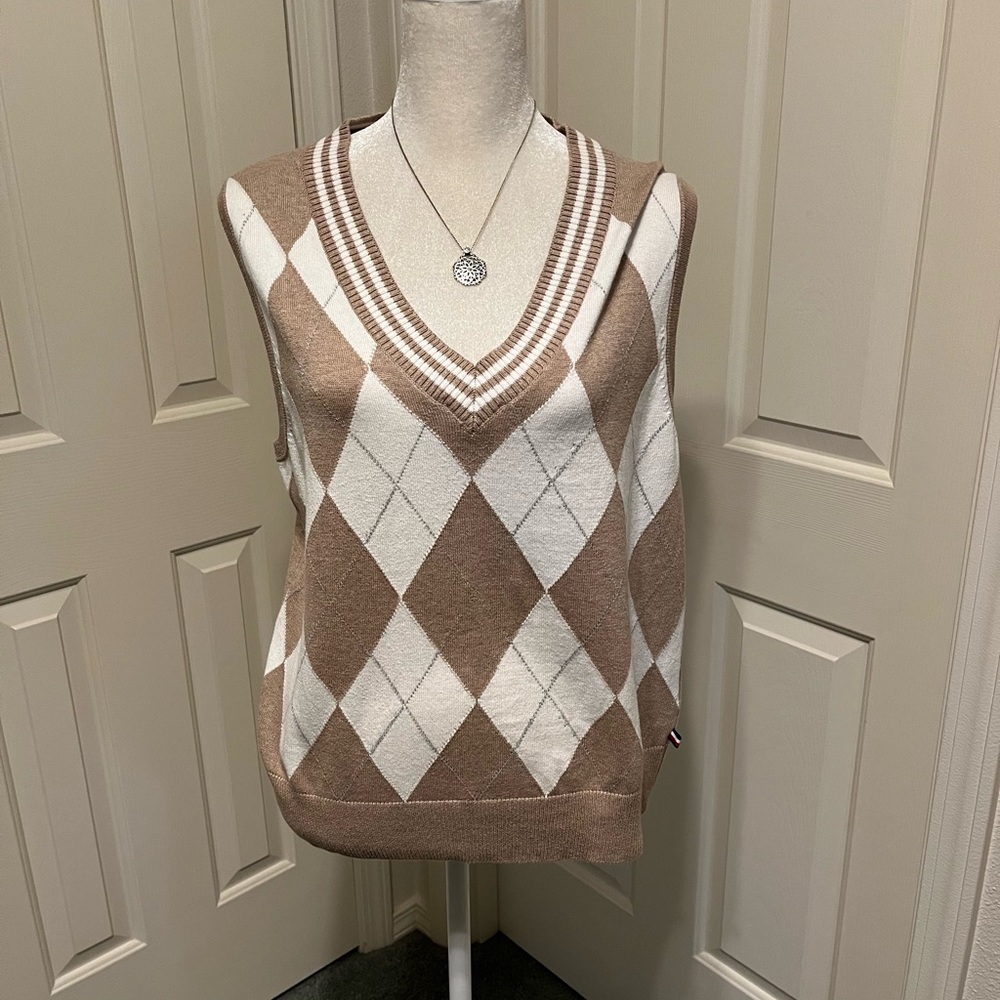 Tommy Hilfiger vest. Size large.